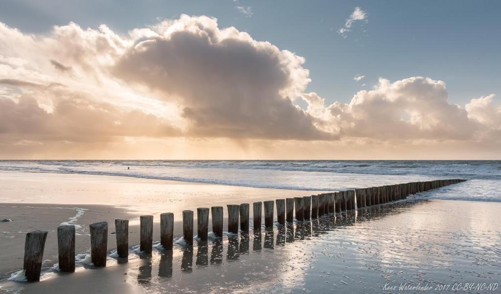 'T Strandhuys En De Vuurtoren, Met Eigen Keuken, Zonnig Terras Nabij Dorp, Duinen En Strand, Incl Verwarmd Binnen Zwembad Холлум Экстерьер фото