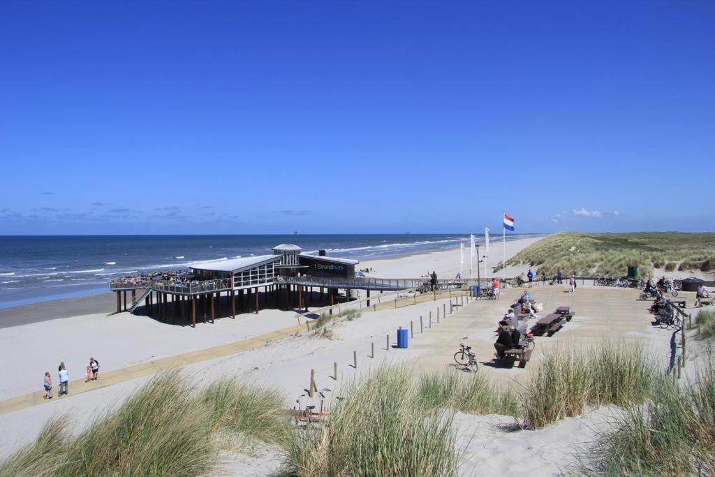 'T Strandhuys En De Vuurtoren, Met Eigen Keuken, Zonnig Terras Nabij Dorp, Duinen En Strand, Incl Verwarmd Binnen Zwembad Холлум Экстерьер фото